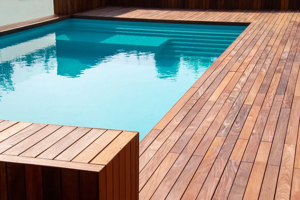 terrasse-en-bois-piscine